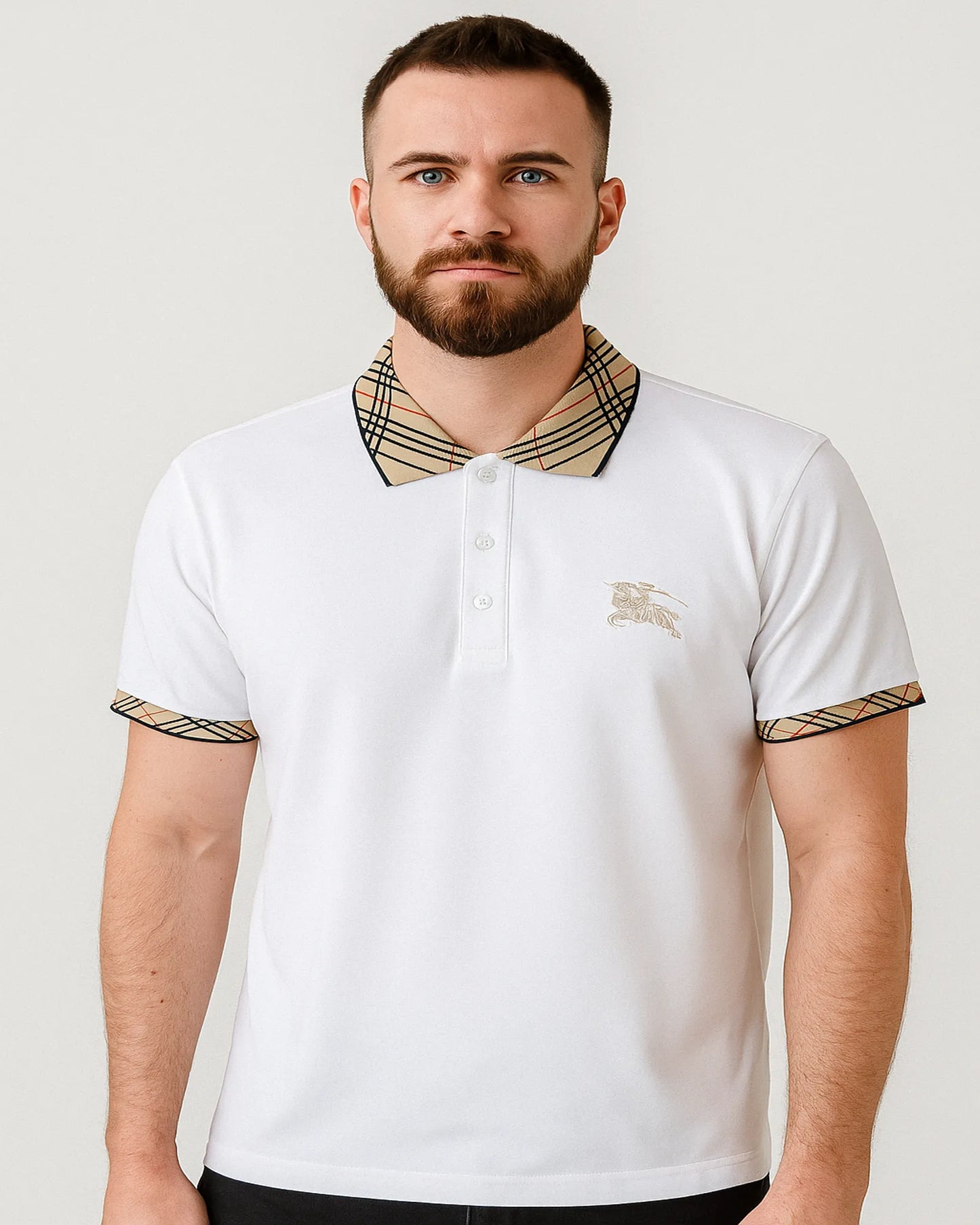 POLO BLANCO CABALLO BURBERRY CON DETALLE DE CUADROS BEIGE
