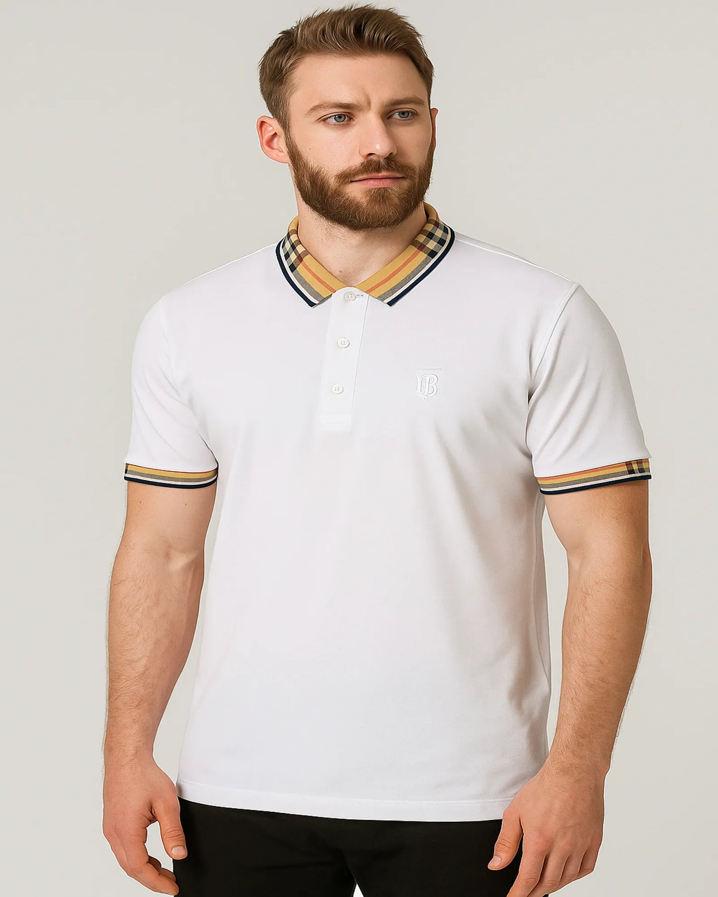 POLO BLANCO BURBERRY CON MONOGRAMA Y DETALLE DE CUADROS
