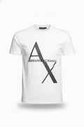 Camiseta blanca con diseño gráfico frontal