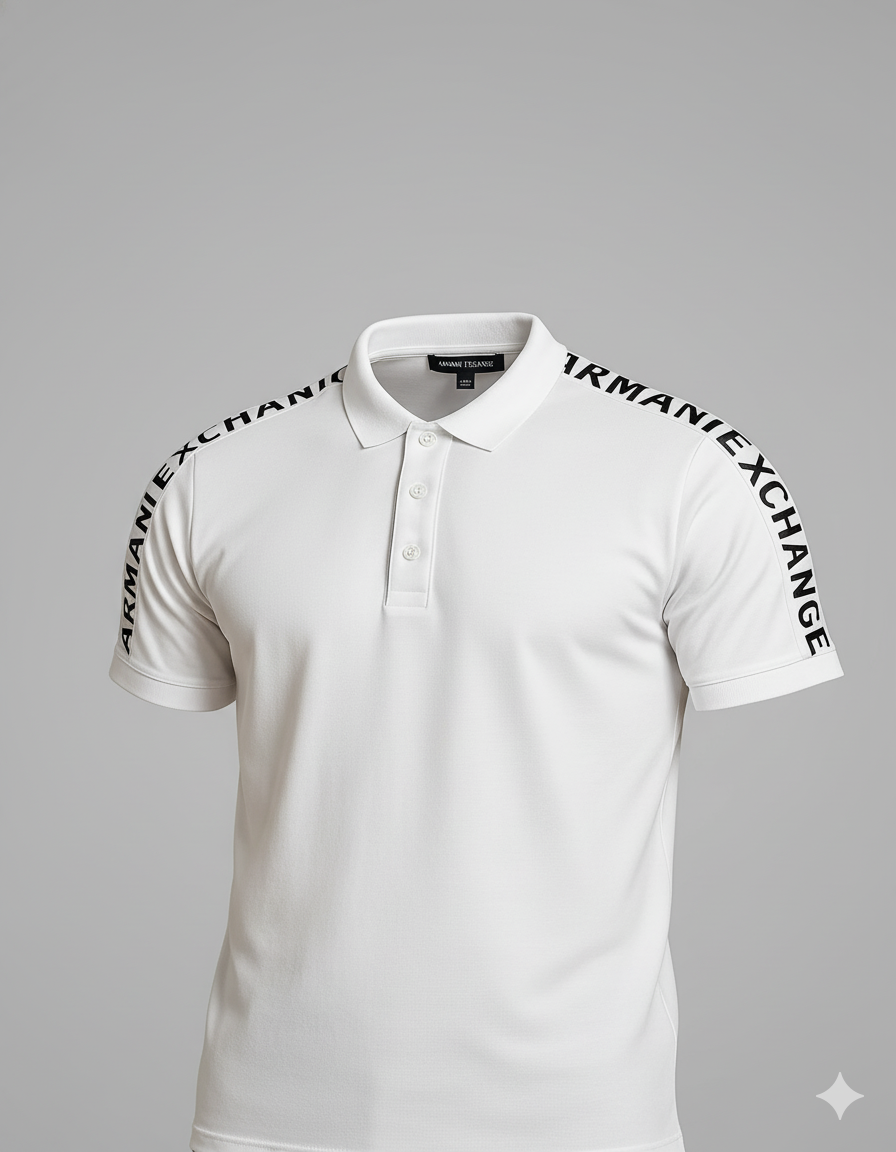 POLO BLANCO CON TIPOGRAFÍA EN HOMBROS