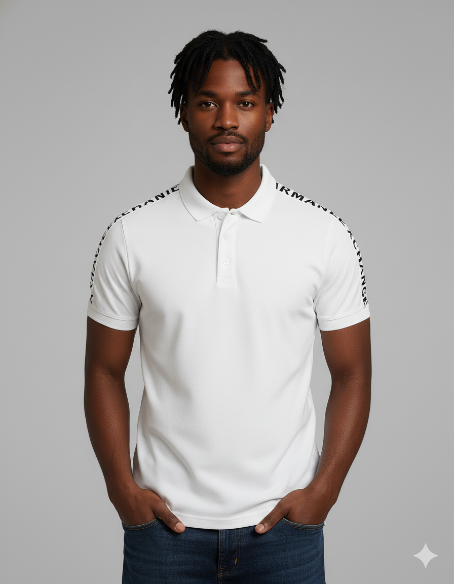 POLO BLANCO CON TIPOGRAFÍA EN HOMBROS