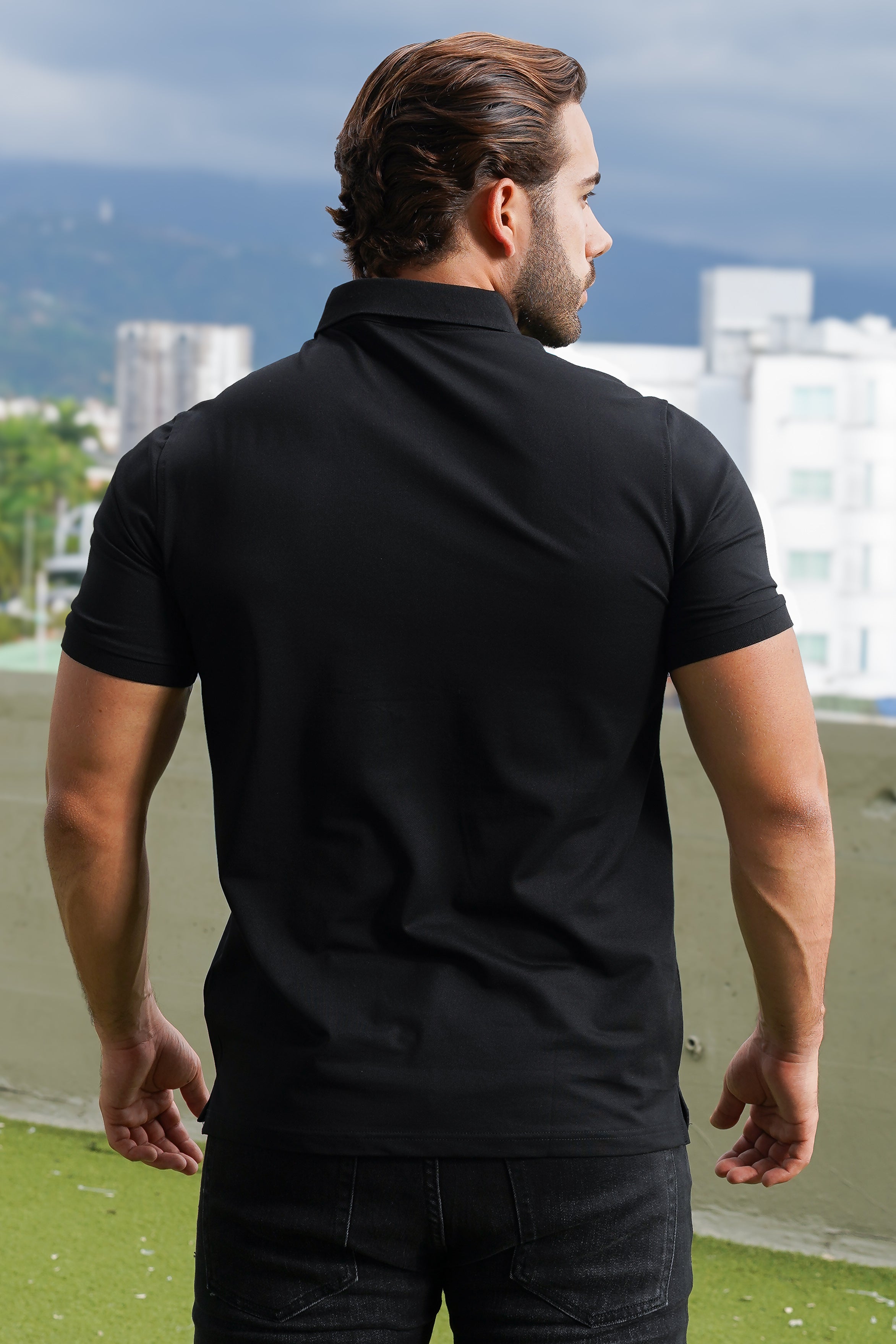 Polo slim fit negra de estilo premium