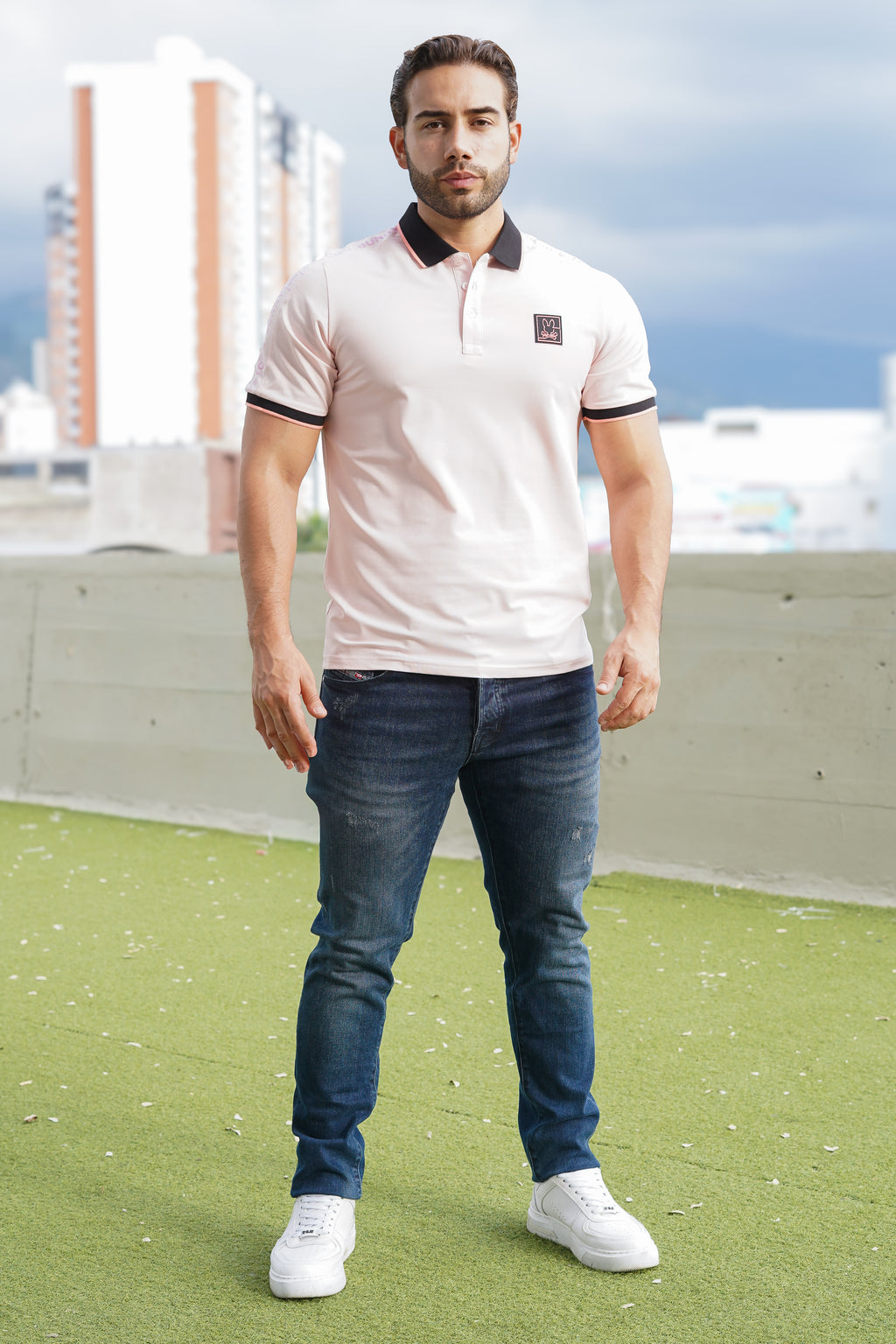 Polo slim fit rosada con detalles contrastantes