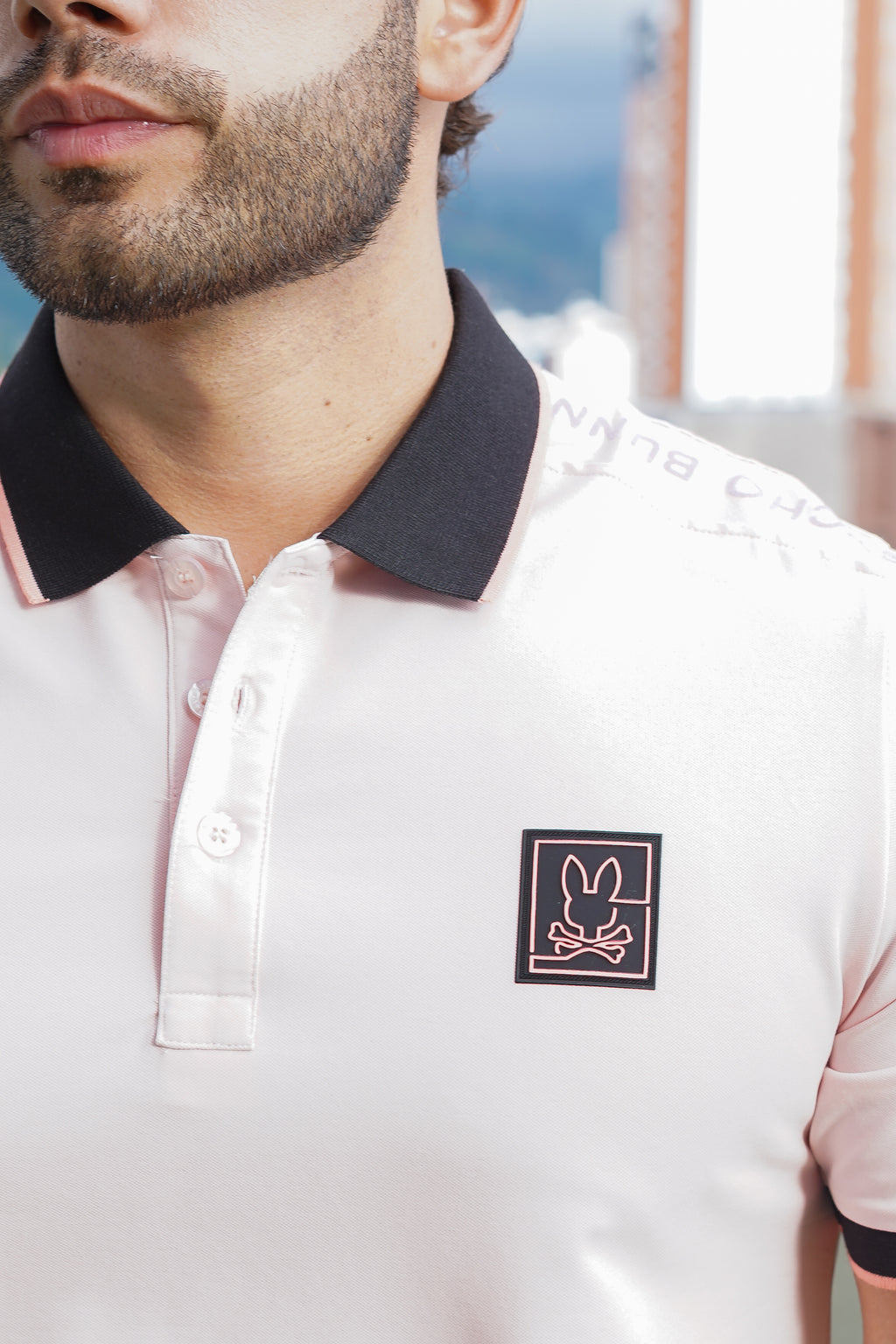 Polo slim fit rosada con detalles contrastantes