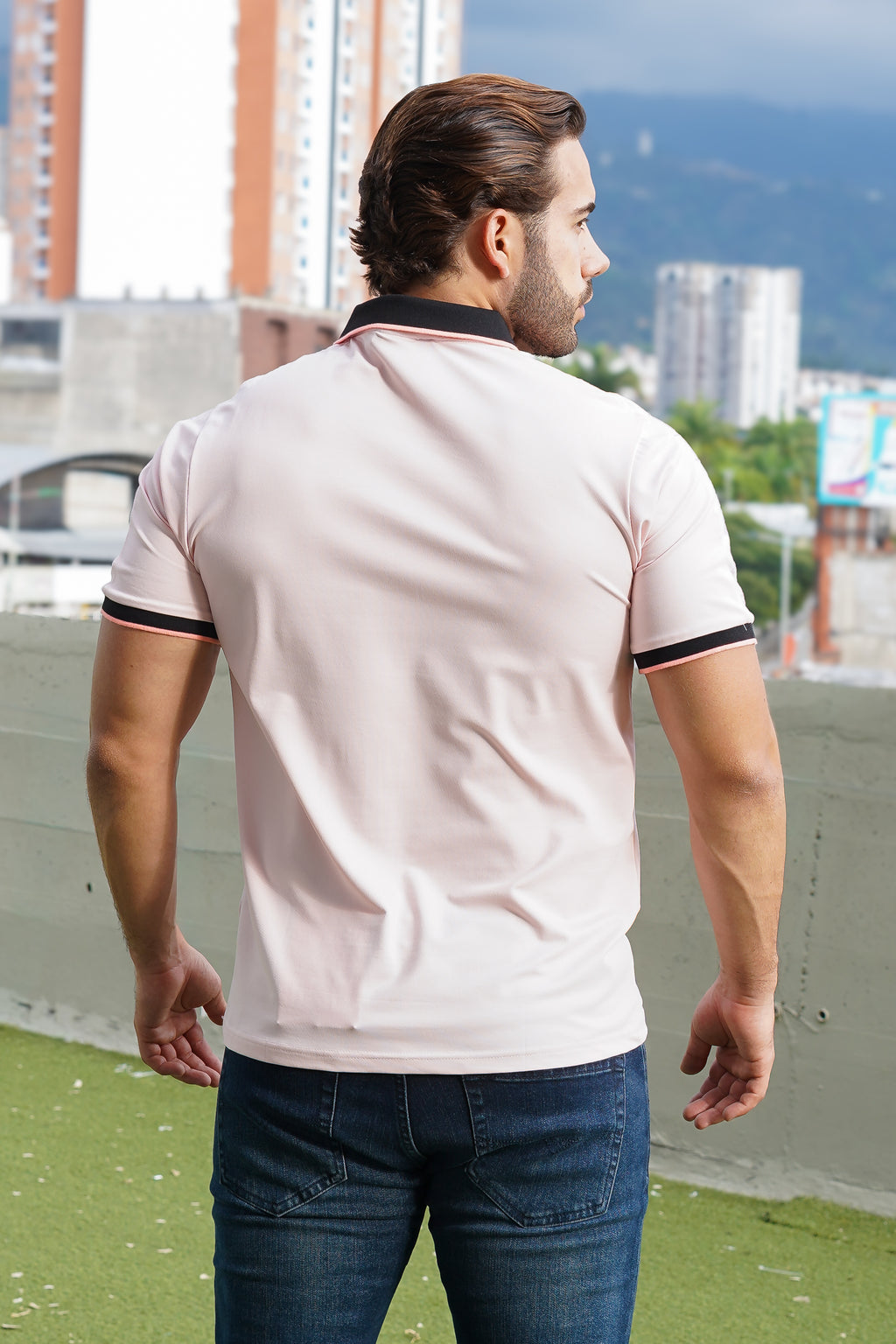 Polo slim fit rosada con detalles contrastantes