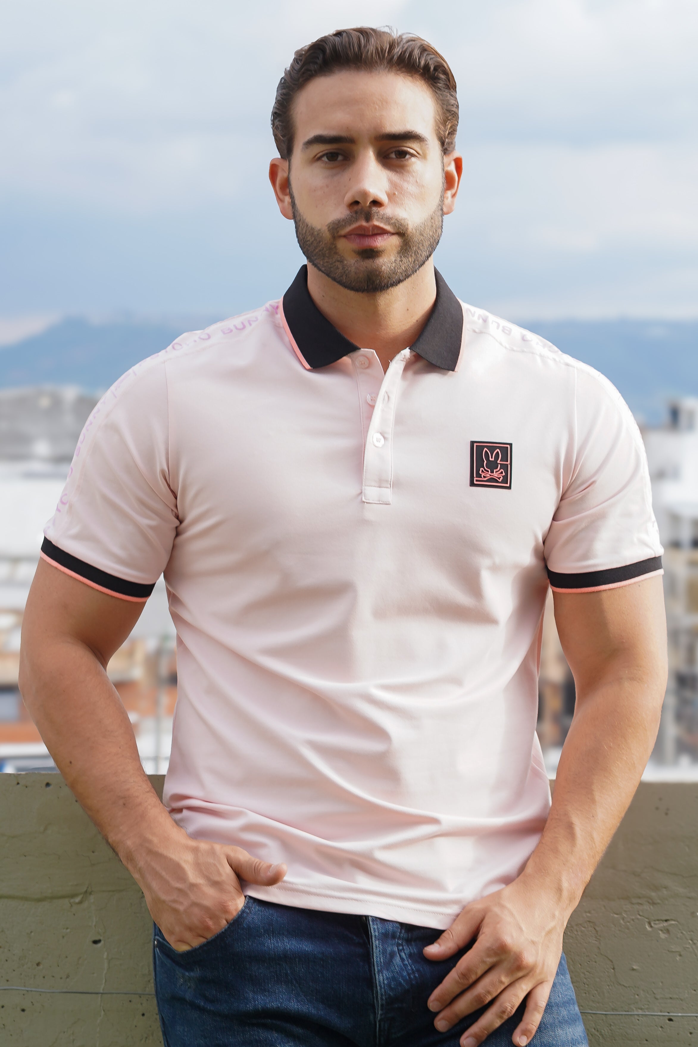 Polo slim fit rosada con detalles contrastantes