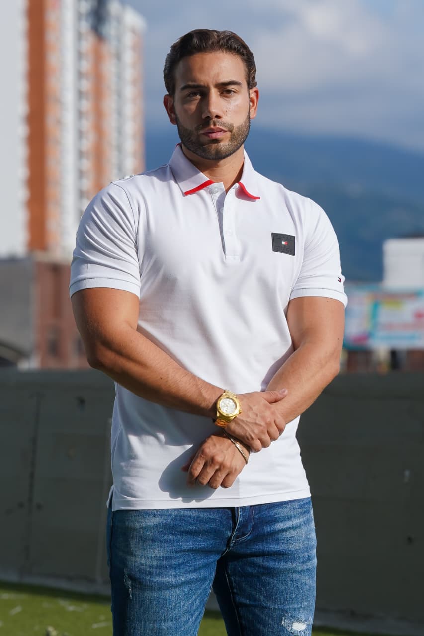Polo Blanco Premium con Detalle en Cuello