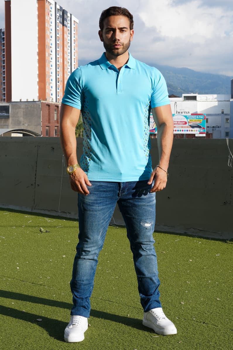 Polo Azul moderno con detalles laterales