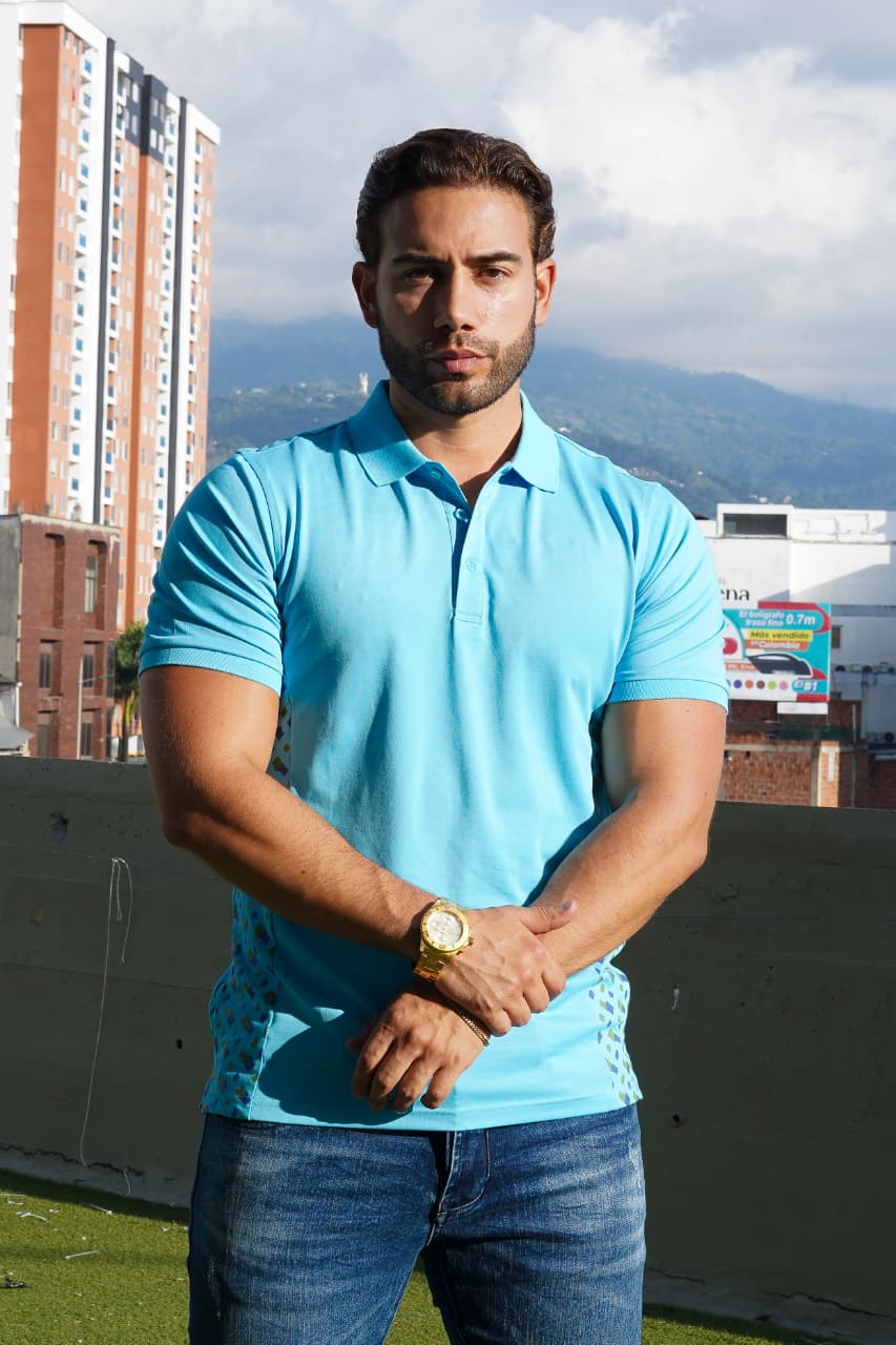 Polo Azul moderno con detalles laterales