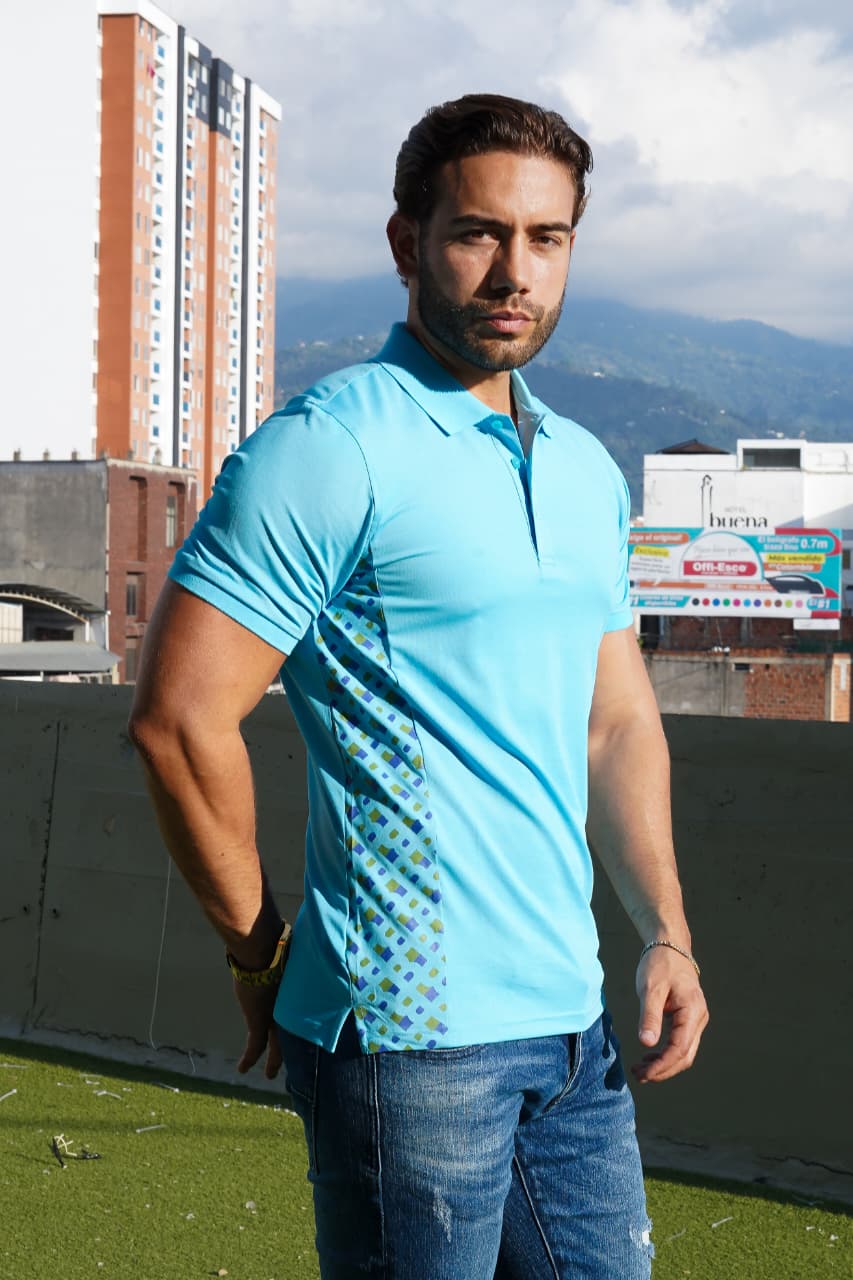 Polo Azul moderno con detalles laterales