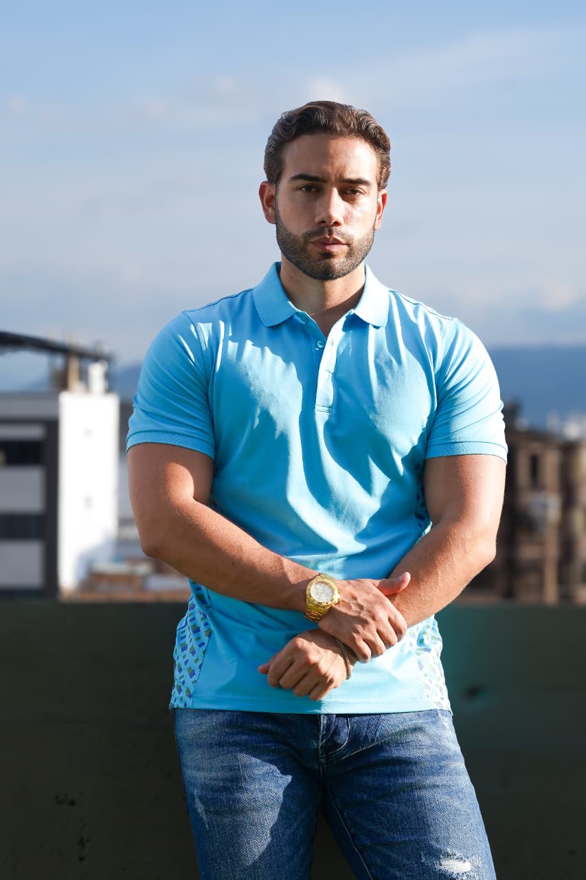 Polo Azul moderno con detalles laterales
