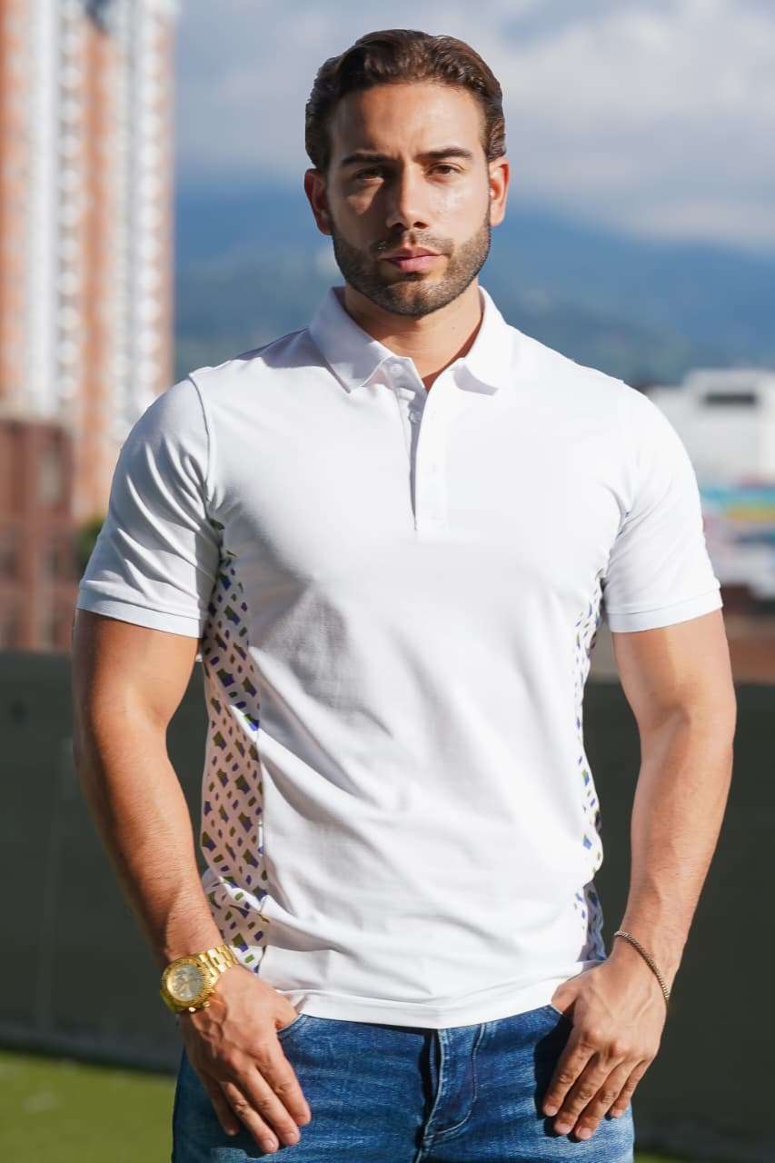 POLO  BLANCO CON DETALLE LATERAL ESTAMPADO EN GEOMETRÍA