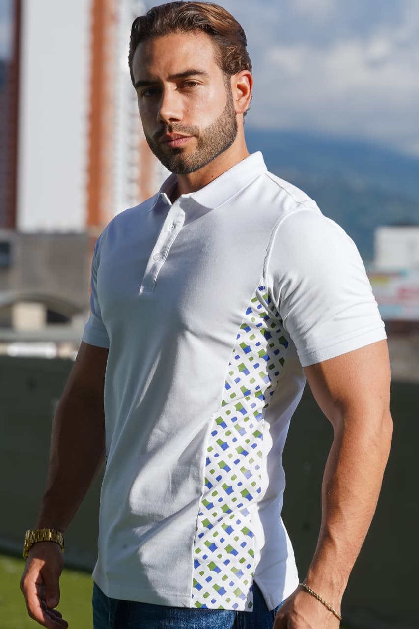 POLO  BLANCO CON DETALLE LATERAL ESTAMPADO EN GEOMETRÍA