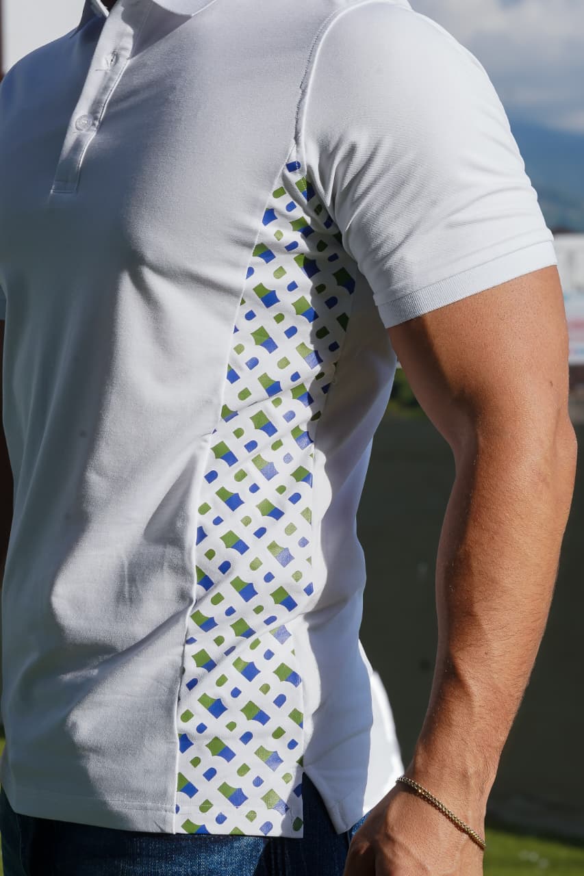 POLO  BLANCO CON DETALLE LATERAL ESTAMPADO EN GEOMETRÍA