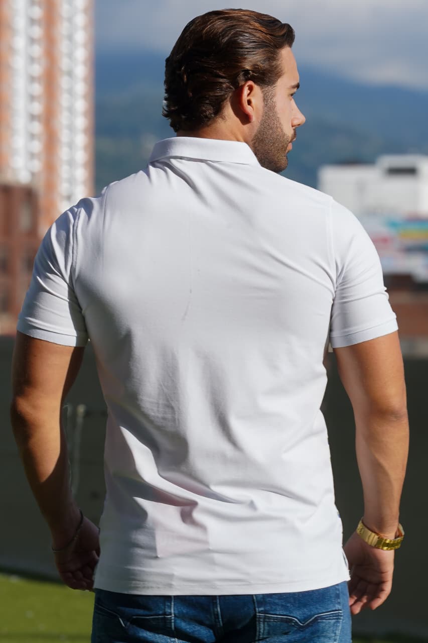 POLO  BLANCO CON DETALLE LATERAL ESTAMPADO EN GEOMETRÍA