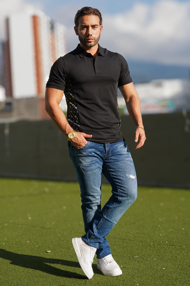 Polo Negro con Detalle Lateral Moderno