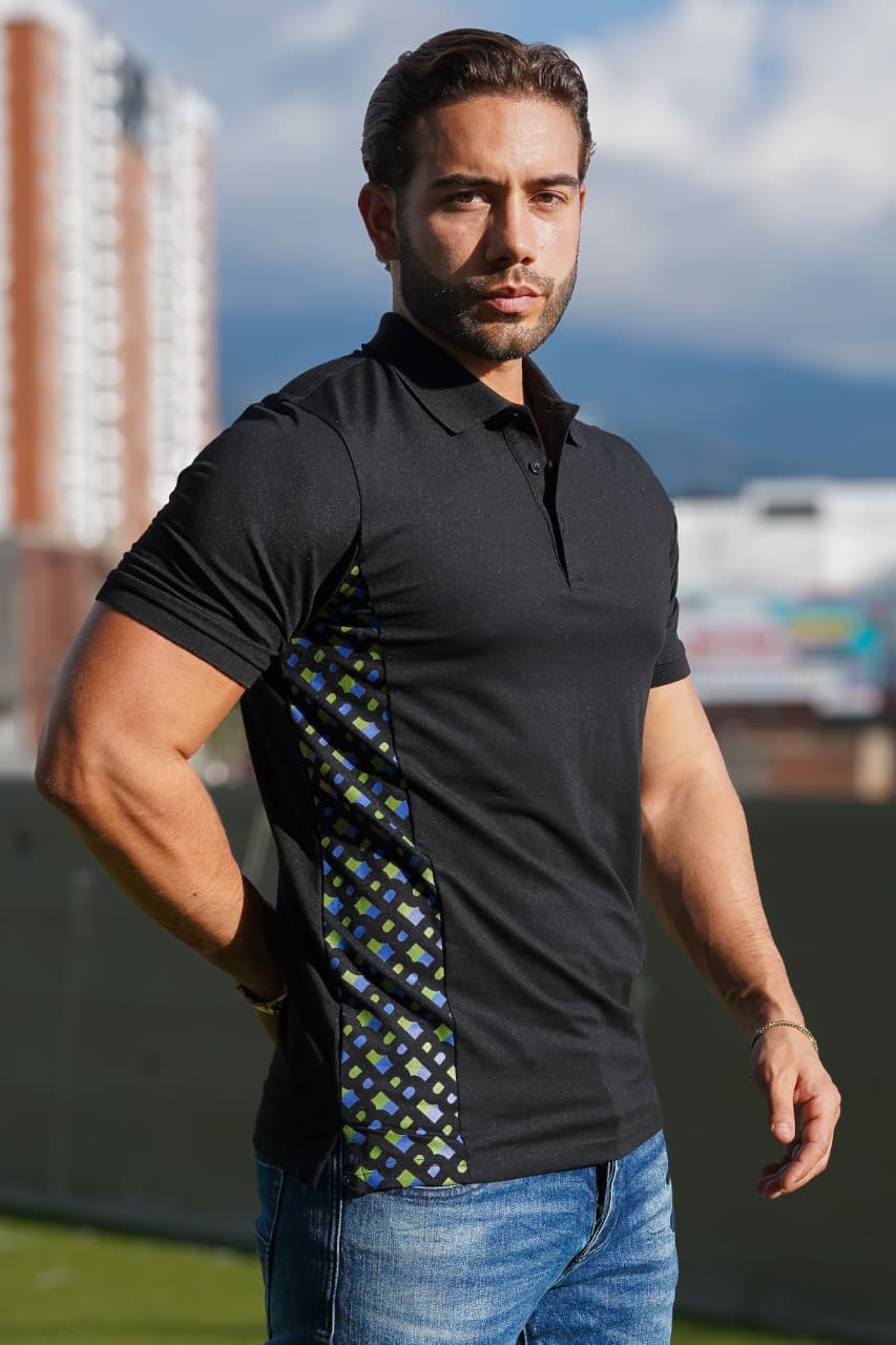 Polo Negro con Detalle Lateral Moderno