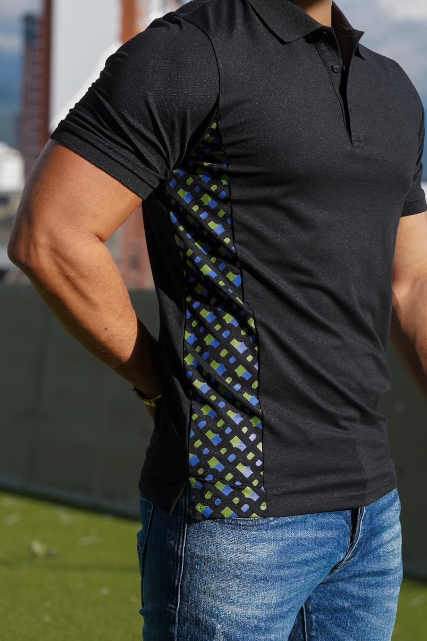 Polo Negro con Detalle Lateral Moderno