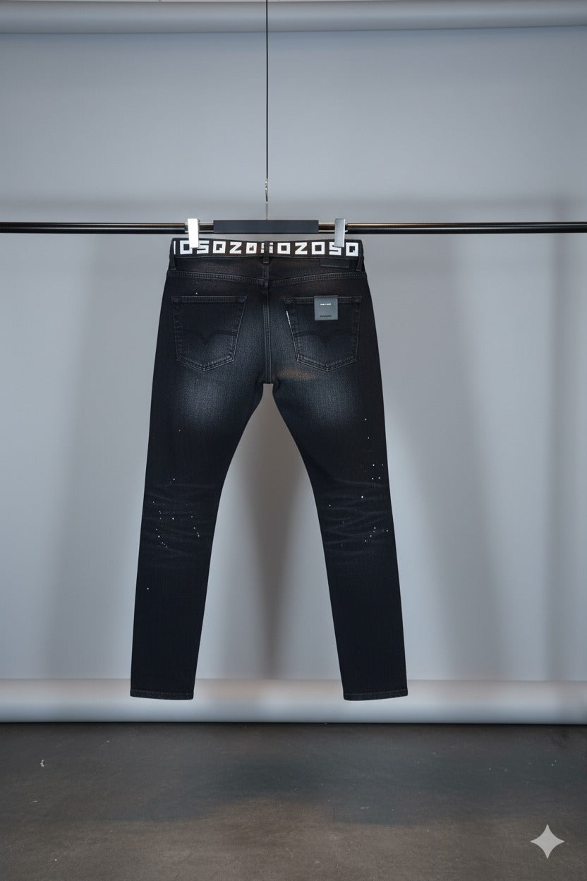 Jean Negro con Cintura Estampada y Desgastes Modernos