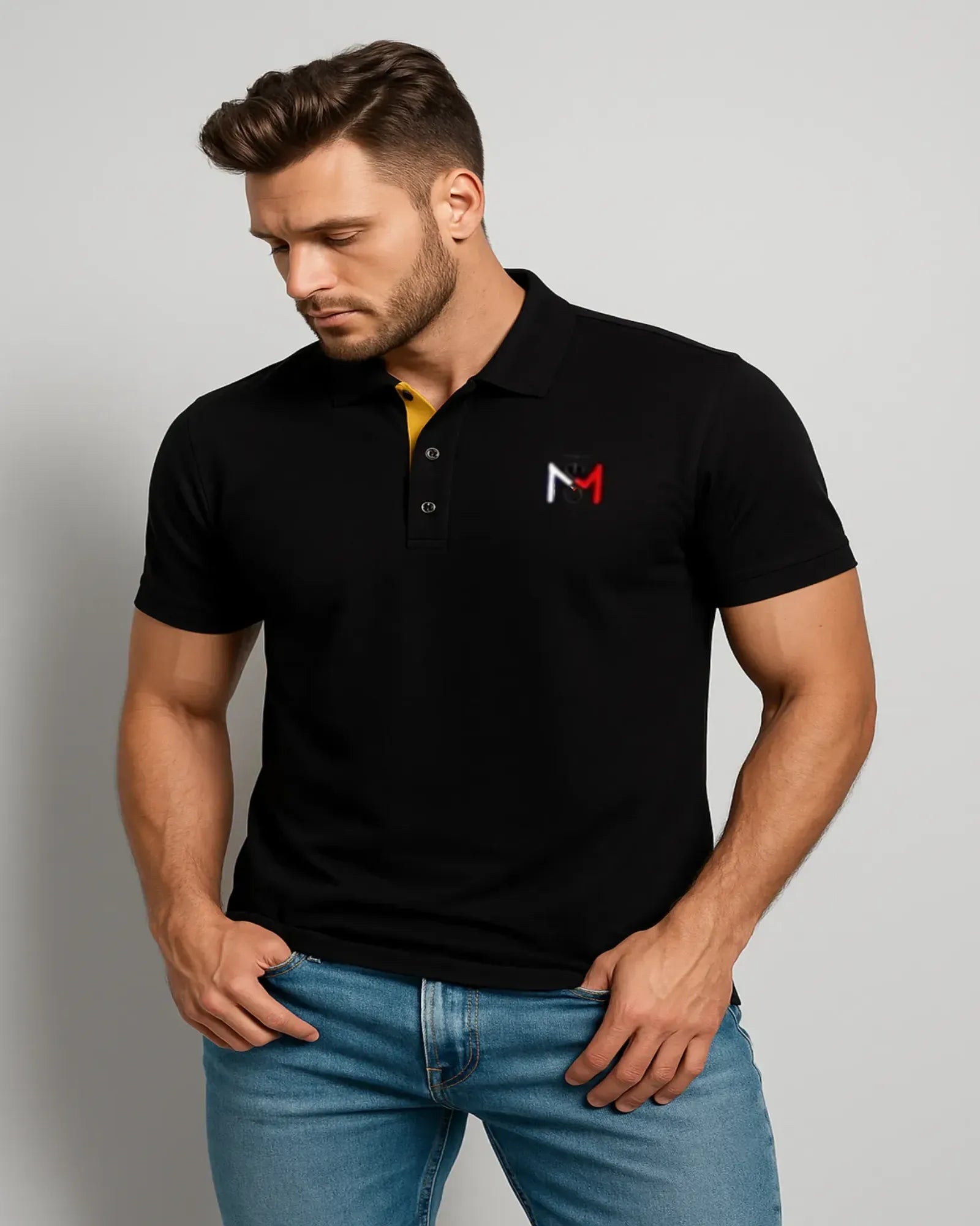 POLO NEGRO CON TAPETA AMARILLA Y LOGOTIPO BORDADO