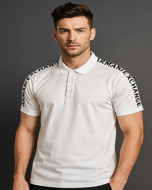POLO BLANCO ARMANI EXCHANGE CON TIPOGRAFÍA EN HOMBROS