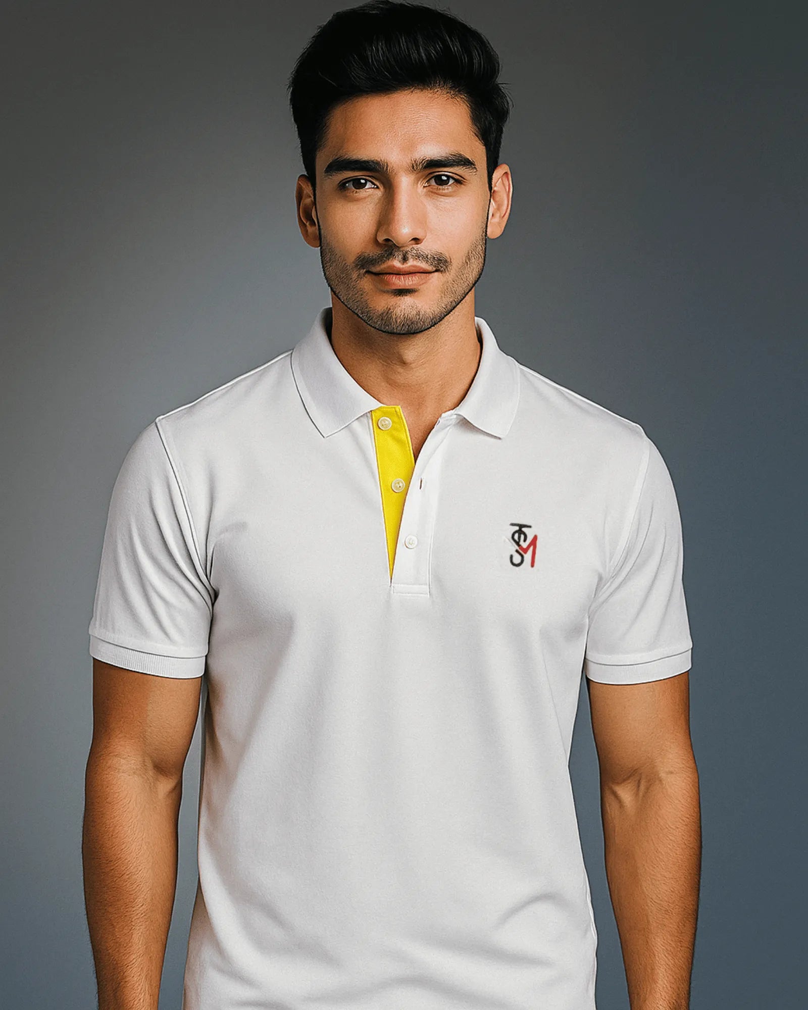 POLO BLANCO CON TAPETA AMARILLA Y LOGOTIPO BORDADO