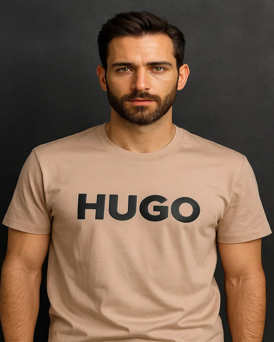 CAMISETA HUGO BEIGE CON LOGO FRONTAL